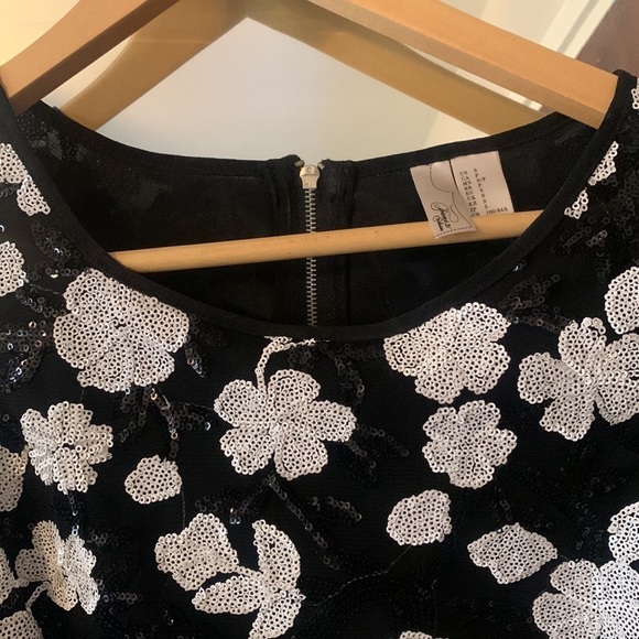 Forever 21 woman’s crop top. Black and white. Size Small. - Picture 4 of 7